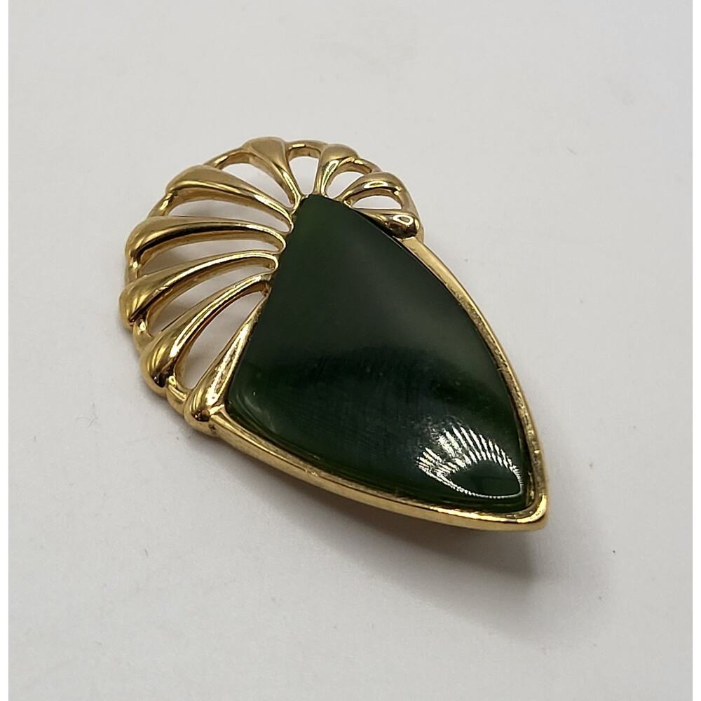 Vintage Green Nephrite Style Stone Brooch Gold Tone Makers Mark 1.5 Inch